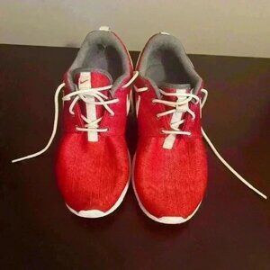 Nike youth kids size 6y Roshe  in red and gray with white. OSU buckeyes, Christm